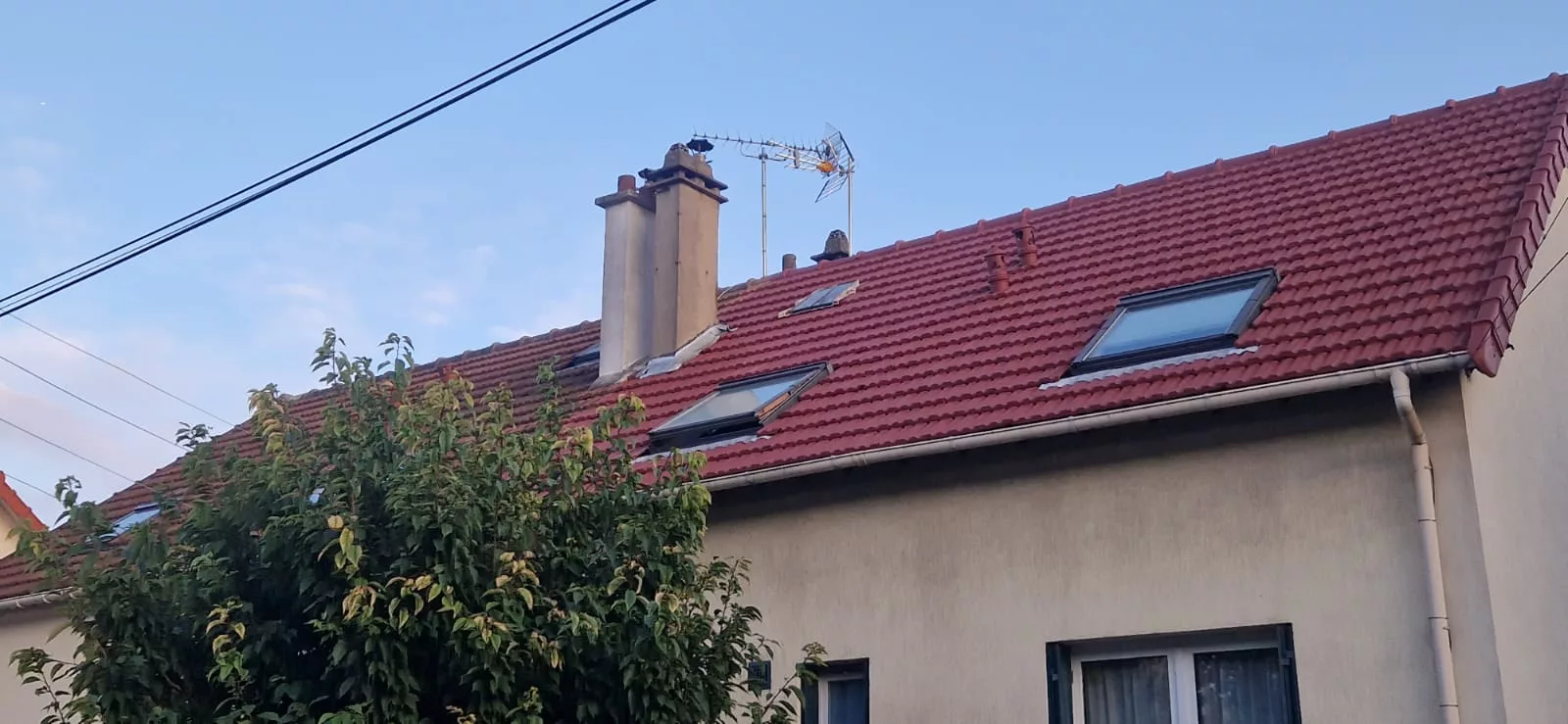 Artisan pose de VELUX dans le 94